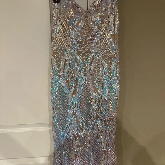 Elegant Lace Gown in Blue and White - Picture 2 of 3